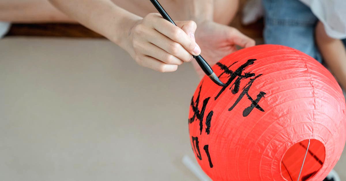 découvrez l'art fascinant de la calligraphie japonaise, une pratique ancestrale alliant beauté et tradition. apprenez les techniques, l'histoire et l'importance culturelle de cette discipline qui transforme l'écriture en une véritable œuvre d'art.